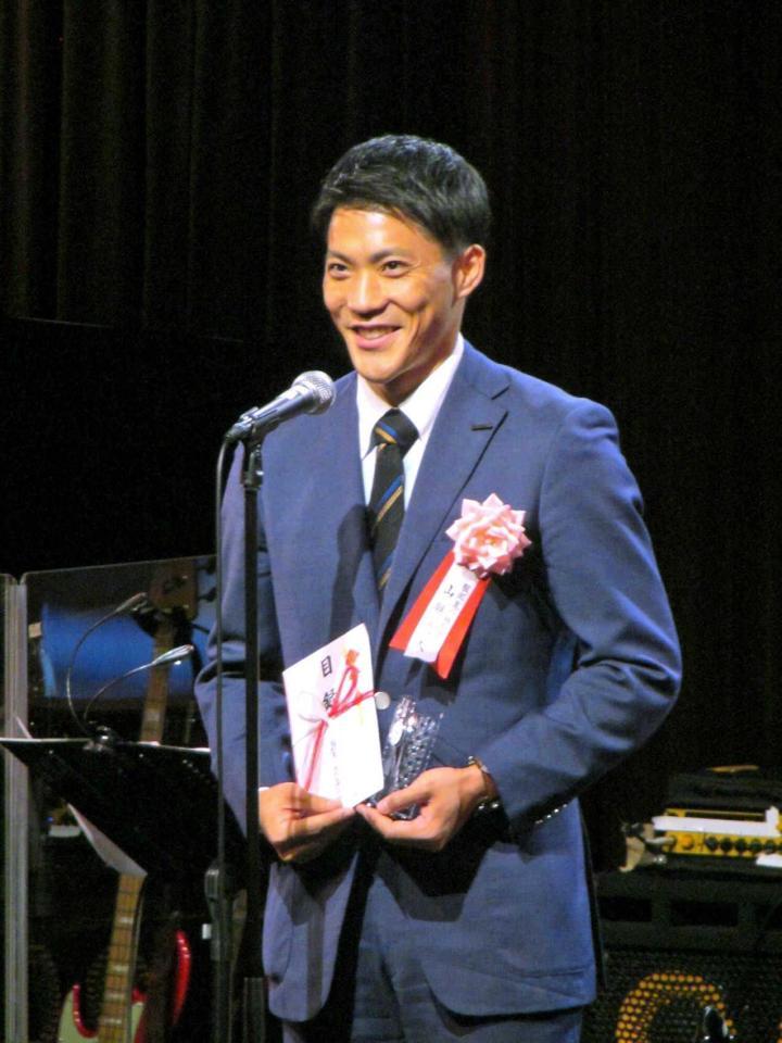 　服部真二文化・スポーツ財団から特別賞を贈られた山県亮太