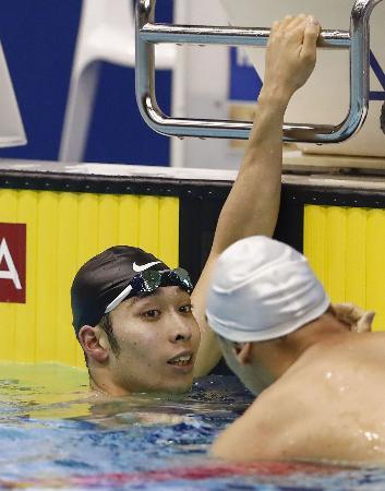 　男子４００メートル自由形で２位に入った萩野公介（左）＝東京辰巳国際水泳場