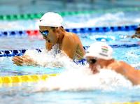 女子１００メートル個人メドレーで３位に入った池江璃花子（手前は優勝したホッスー）＝撮影・棚橋慶太