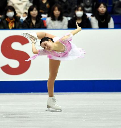 華麗な演技を見せる三原舞依（撮影・持木克友）