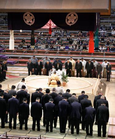 　大相撲九州場所初日を前に開かれた土俵祭り＝１０日、福岡国際センター