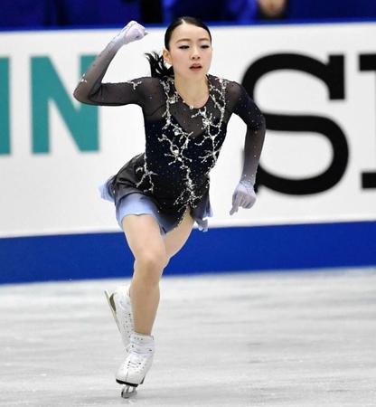 　トリプルアクセルに続き３回転トゥループのコンビネーションジャンプを成功させる紀平梨花（撮影・持木克友）