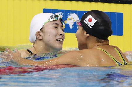 　女子４００メートル個人メドレーで４分２２秒７３の日本新記録で２位になった大橋悠依（左）