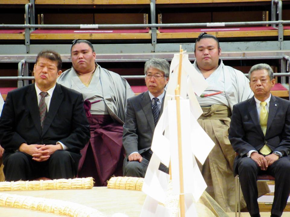 土俵祭りに参加した（後列右から）貴景勝、御嶽海