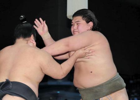 魁禅（左）と激しい張り手の応酬となった取り組みを制した納谷（撮影・坂部計介）