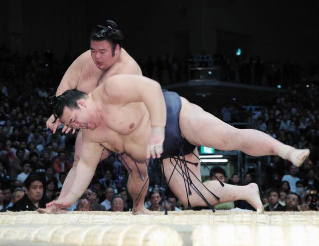 貴乃花部屋から移籍の貴景勝、横綱稀勢の里を撃破「気持ちで負けないように」