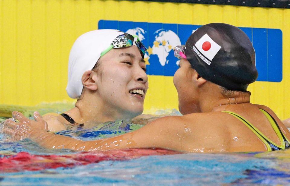 　女子４００メートル個人メドレーで４分２２秒７３の日本新記録で２位になった大橋悠依（左）