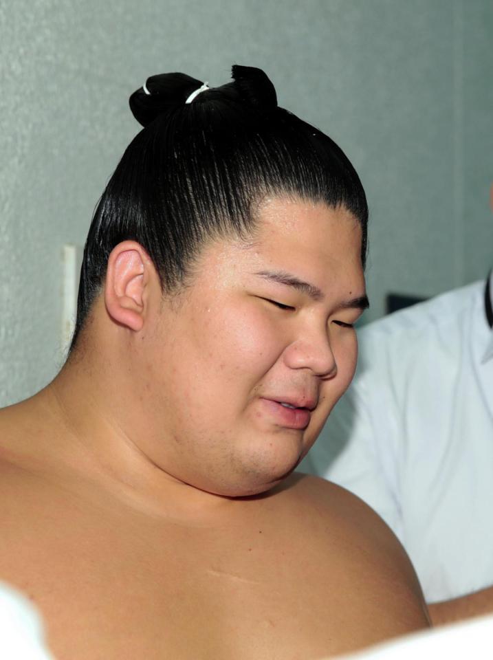 復帰の取り組みを白星で飾った宇良は笑顔で記者の質問に答える宇良（撮影・坂部計介）