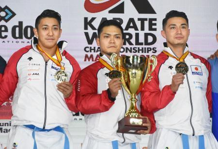 　男子団体形で金メダルを獲得した日本の（左から）喜友名、上村、金城＝マドリード（共同）