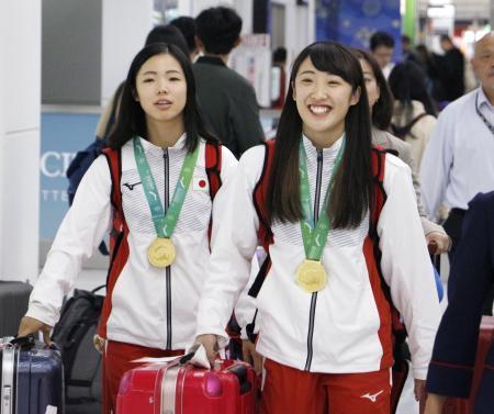 　トランポリンの世界選手権女子シンクロナイズドで金メダルを獲得、成田空港に帰国した森ひかる（右）と宇山芽紅＝１２日午前