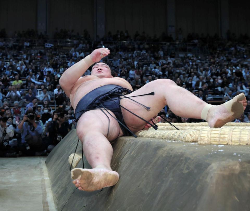 ２敗目を喫し、土俵から落ちる稀勢の里