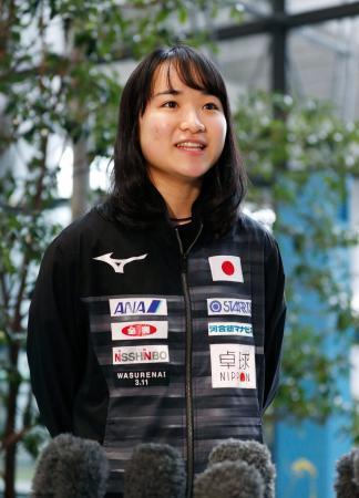 　遠征先の欧州から帰国し、取材に応じる卓球女子の伊藤美誠＝１３日午前、関西空港