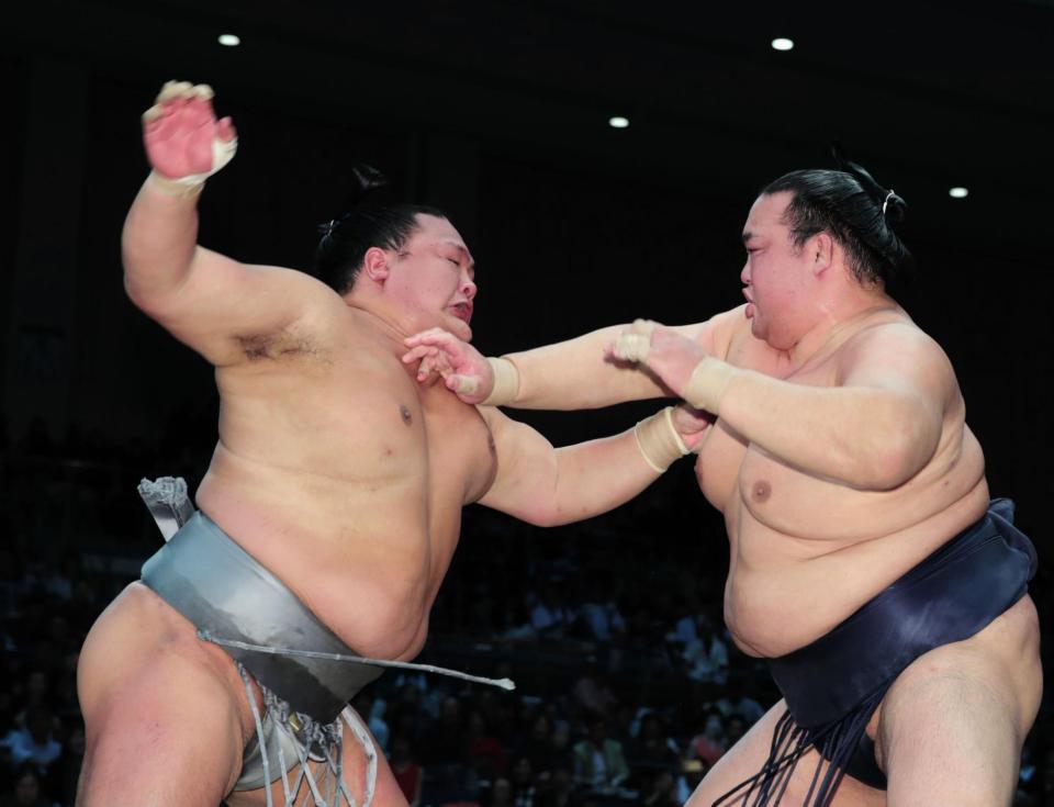 北勝富士の強烈な張り手が稀勢の里の顔面に