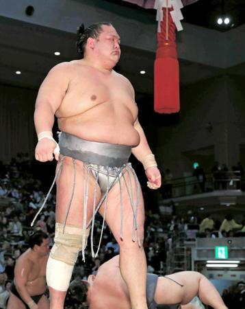 　稀勢の里（奥）を破り金星を挙げた北勝富士