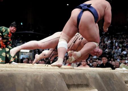 一度は稀勢の里に軍配が上がったが、物言いがつき、勝者は栃煌山に（撮影・坂部計介）