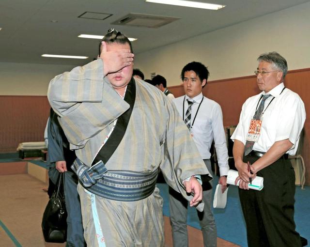 稀勢の里休場も　９２年以来横綱が初日から惨連敗　質問には無言…進退問題再浮上も