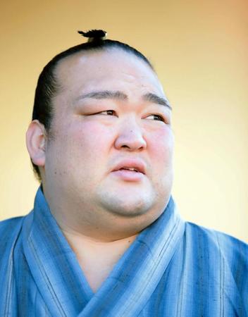 休場を表明し、悔しそうな表情を見せる稀勢の里（撮影・坂部計介）