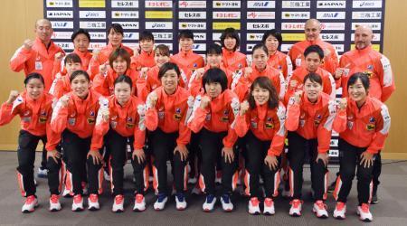 　記者会見後に写真撮影するハンドボール女子日本代表の選手たち＝１５日午後、東京都内