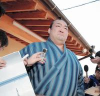 休場に至った経緯を報道陣に説明する稀勢の里（撮影・坂部計介）