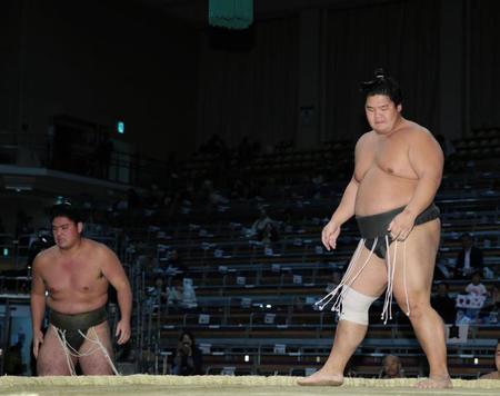 足とりで徳田（左）を下した宇良（撮影・坂部計介）