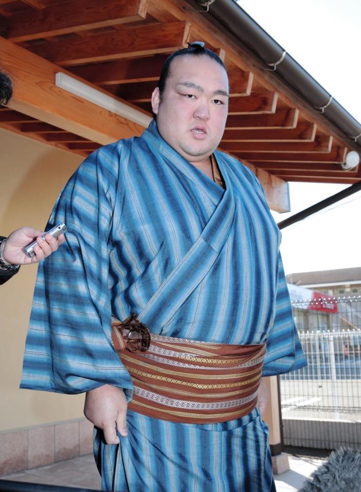 休場の経緯を報道陣に語る稀勢の里（撮影・坂部計介）