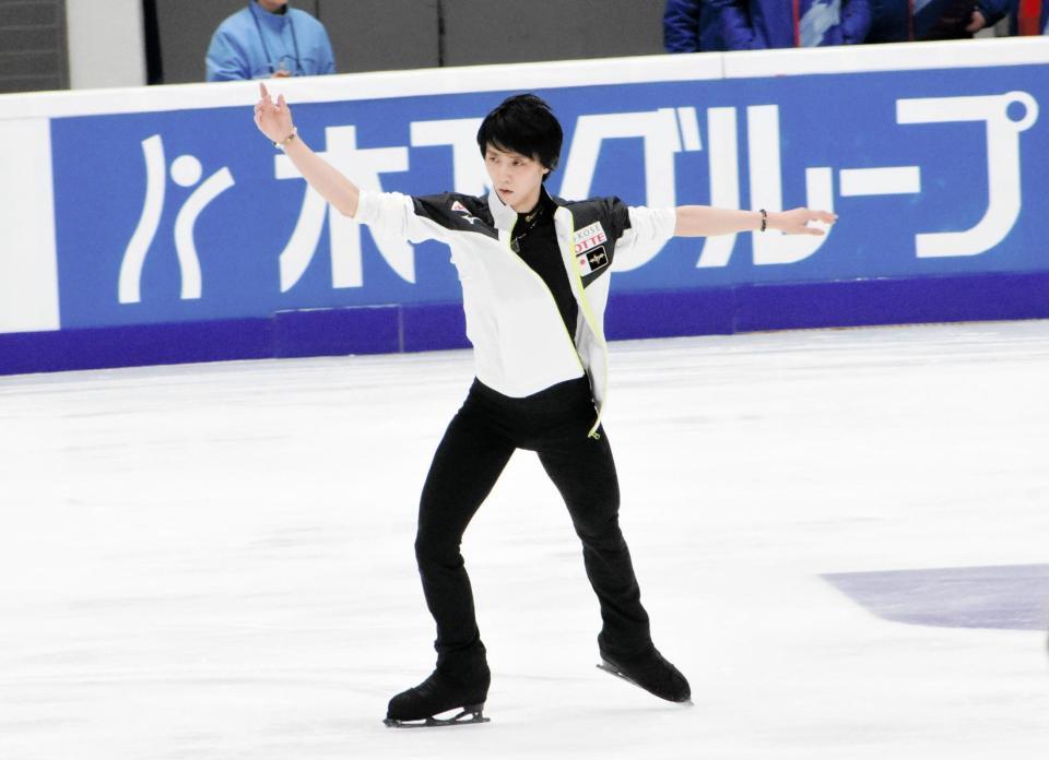 氷の感触を確かめる羽生結弦（撮影・國島紗希）