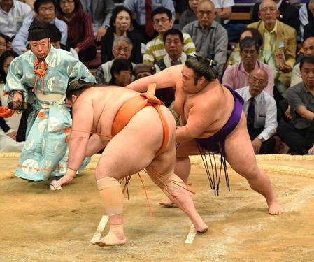 魁聖（左）を突き落としで破り、６連勝の貴景勝