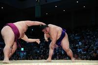 御嶽海（左）にはたき込みで敗れた貴景勝