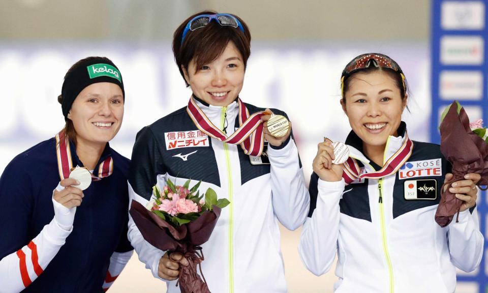 　女子５００メートルで優勝し、メダルを手に笑顔を見せる小平（中央）