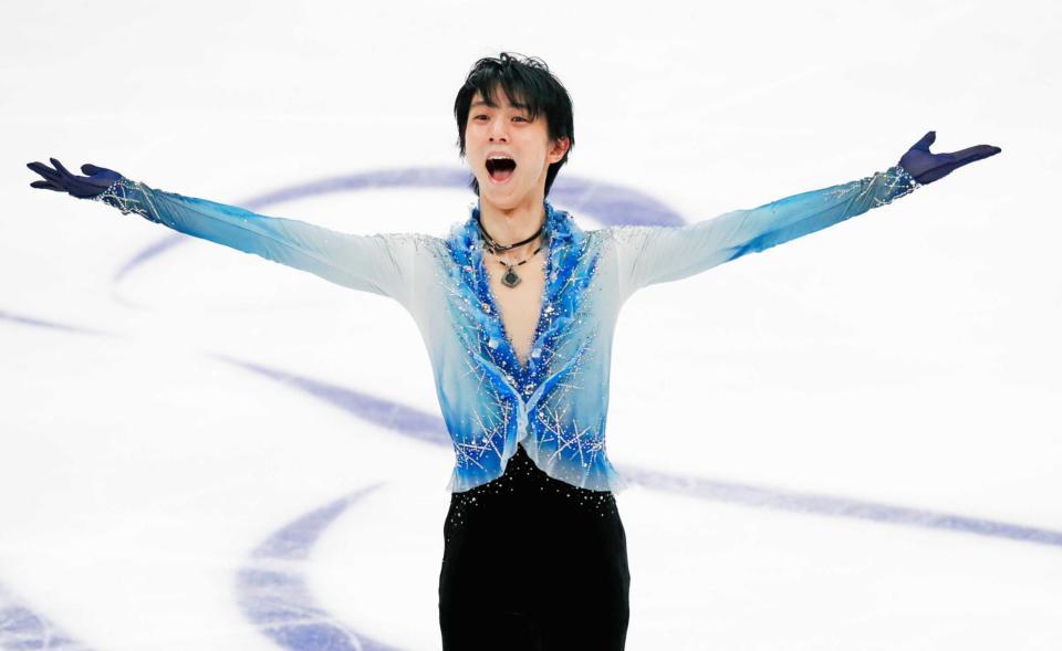 　男子ＳＰで演技を終え、笑顔を見せる羽生結弦（共同）