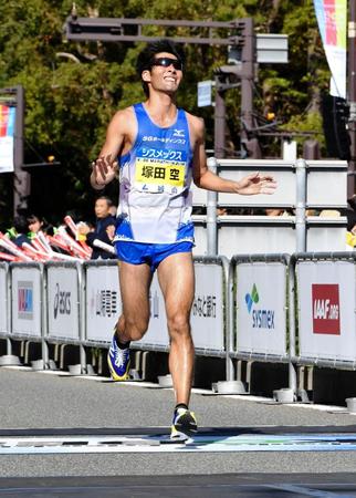 神戸マラソンをゴールする日本人１位（全体で５位）の塚田空＝神戸市中央区神戸市役所（撮影・持木克友）