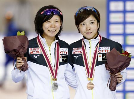 　女子１０００メートルで２位になり笑顔の高木美帆（左）と３位の小平奈緒＝明治北海道十勝オーバル