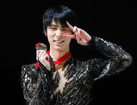 ロシア杯男子で優勝し、金メダルを手に笑顔の羽生結弦＝モスクワ（共同）