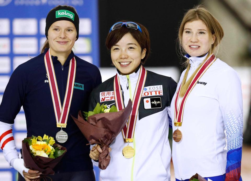 　女子５００メートルで優勝し、表彰式で笑顔を見せる小平奈緒（中央）※共同※
