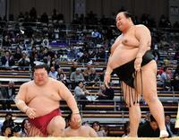 豪風を寄り倒しで破り６勝目を揚げや豊ノ島（右）＝福岡国際センター（撮影・中田匡峻）