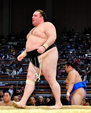 　極芯道を寄り切りで破り、勝ち越しを決めた臥牙丸（左）