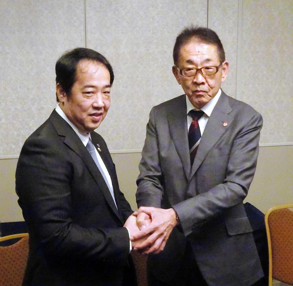 　初めてプロとアマで協議を行った、日本ボクシング連盟の内田会長（左）と日本ボクシング協会の渡辺会長