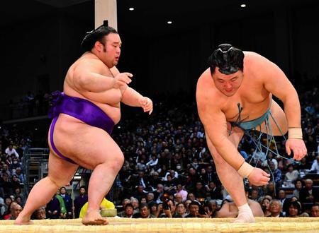 　玉鷲（右）を突き落としで下す貴景勝（撮影・中田匡峻）