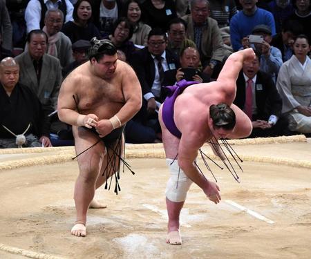 　高安（左）は上手投げで栃ノ心を下し、２敗を守る