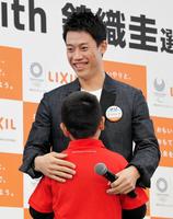 ＬＩＸＩＬ２０２０トークショーに登場してファンの子供とふれ合う錦織圭＝スポル品川大井町（撮影・堀内翔）