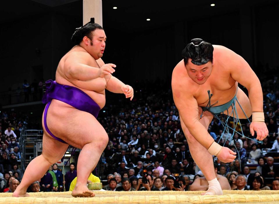 　玉鷲（右）を突き落としで下す貴景勝（撮影・中田匡峻）