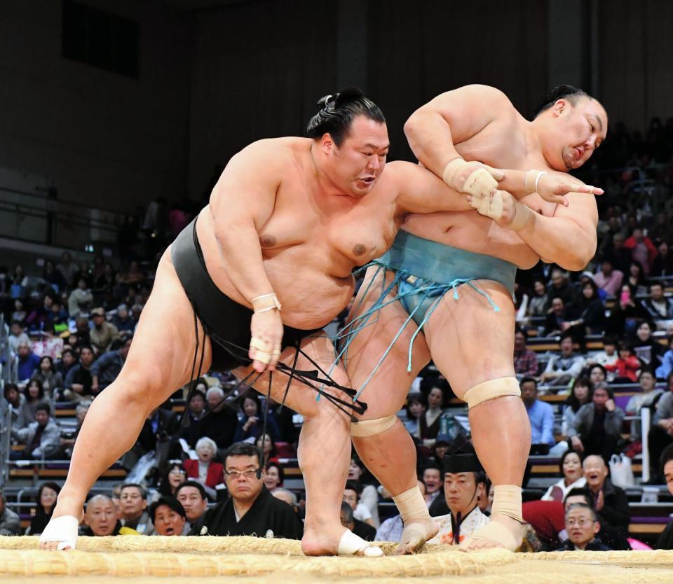 琴勇輝（右）を押し出しで破る豊ノ島＝福岡国際センター（撮影・中田匡峻）