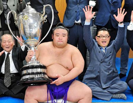 　父・一哉さん（右）の横で誇らしげに賜杯を抱く貴景勝（撮影・中田匡峻）