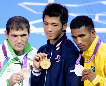 　ロンドン五輪ボクシング男子ミドル級で獲得した金メダルを手にポーズをとる村田諒太（中央）ら＝２０１２年８月