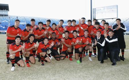 　リーグ対抗戦で８年連続９度目の優勝を果たした帝京大の選手たち＝熊谷ラグビー場