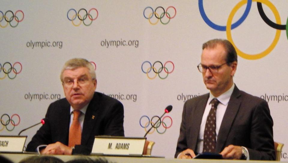 ＩＯＣ理事会を終えて会見したバッハ会長（左）と、アダムズ広報部長（右）＝都内