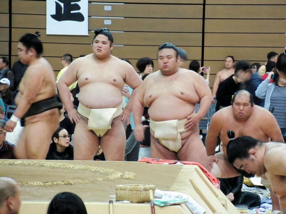 貴源治（左）と並び基礎運動する貴景勝