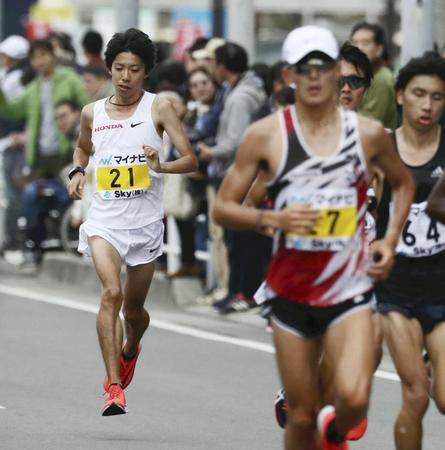 　３２キロ付近、先頭集団から遅れる設楽悠太（左）。右手前は優勝した服部勇馬