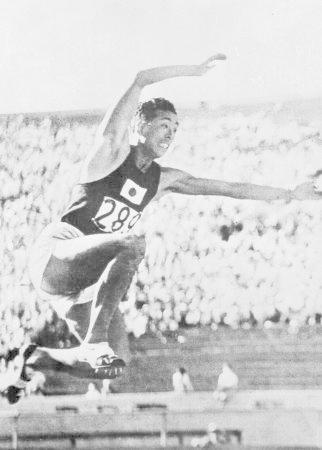 　ロサンゼルス五輪の陸上男子三段跳びで、世界新をマークして優勝した南部忠平＝１９３２年