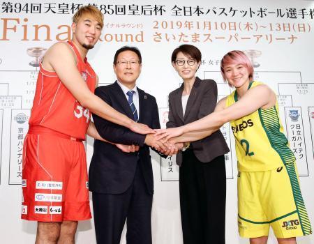 　バスケットボール全日本選手権ファイナルラウンドの組み合わせ抽選会で、握手を交わす千葉の小野（左端）とＪＸ-ＥＮＥＯＳの吉田（右端）ら。右から２人目は三屋裕子会長＝５日、東京都内